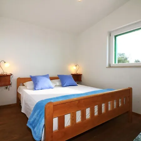 Holliday Robinson Tourism Maria