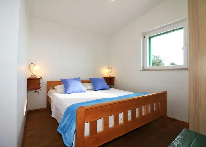 Holliday Robinson Tourism Maria